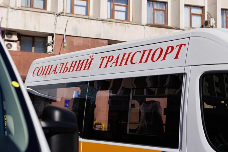Чотири автомобілі для перевезення людей з інвалідністю, передали для територіальних громад Прикарпаття