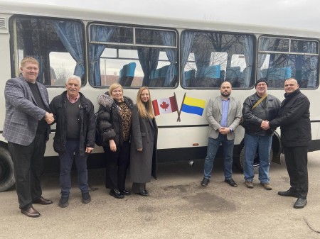 Канадські волонтери передали Олицькій громаді ще один автобус для шкіл