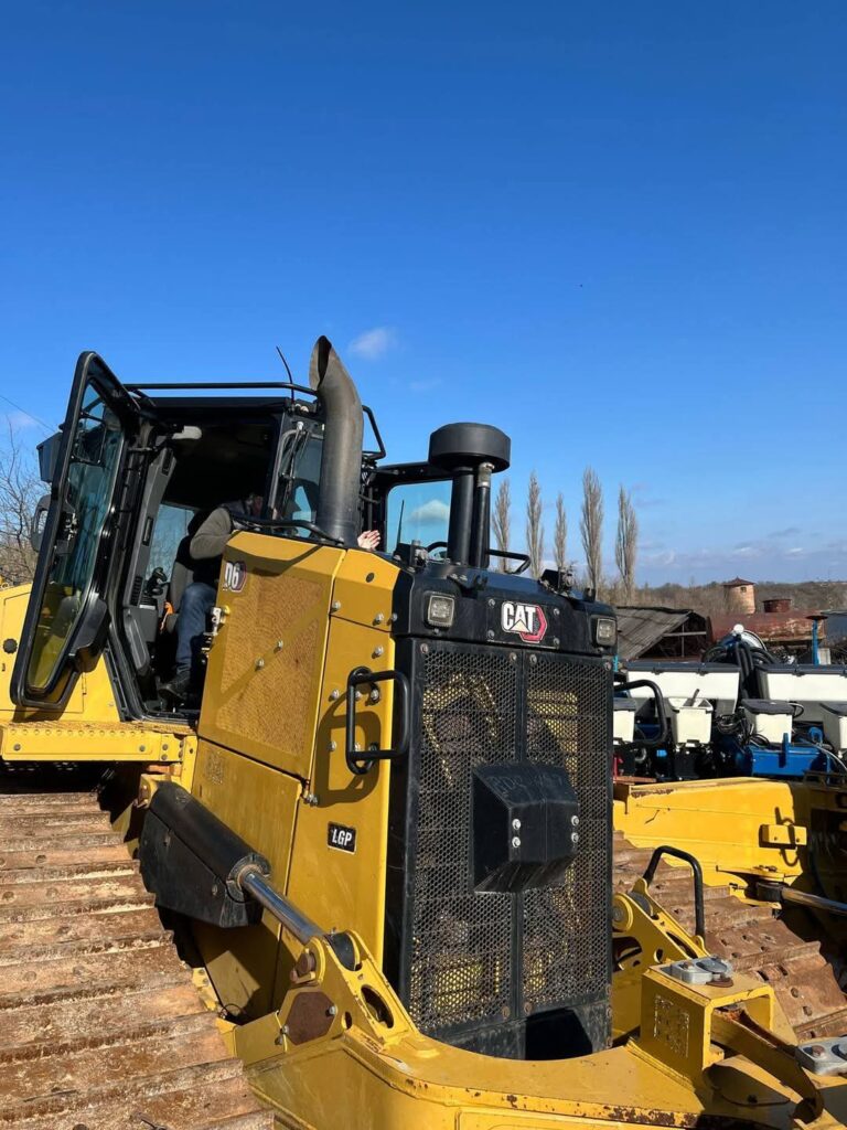 Межівська громада отримала комунальну техніку від благодійників