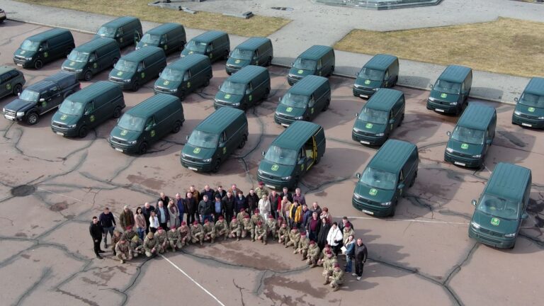 На Хмельниччині десантно-штурмовим військам ЗСУ передали 26 автомобілів