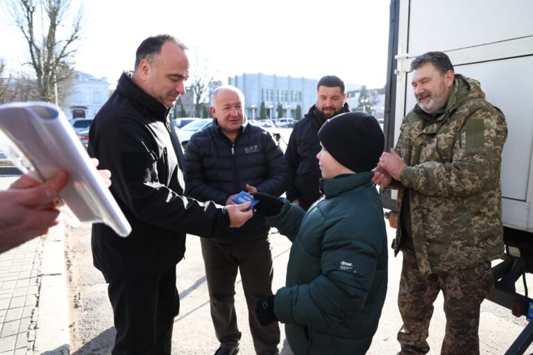 На Хмельниччині військовим передали три автомобілі спеціального призначення