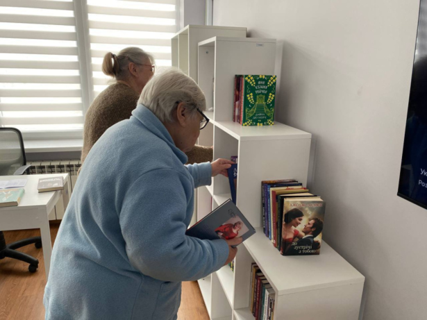 Понад 500 книжок передали маріупольцям у соціальному житлі