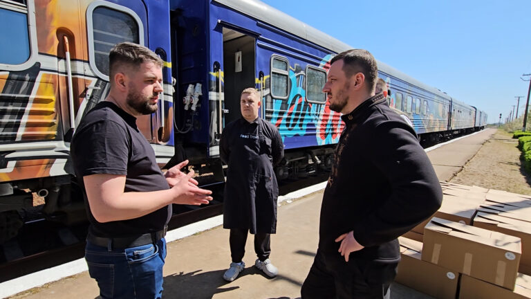 На Великдень «Food Train» привіз на Херсонщину паски й гарячі обіди для переселенців