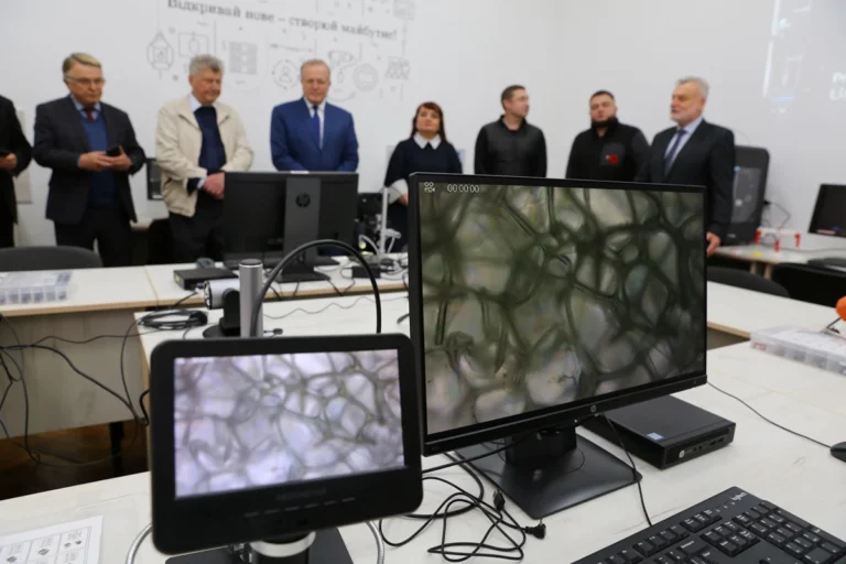 На базі університету імені Івана Франка дали офіційний старт роботі інженерно-фізичної лабораторії