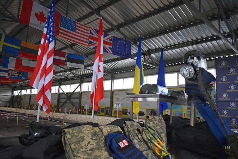 Американські партнери поповнили базу Житомирської академії поліції спеціальними комплектами для навчання вибухотехніків