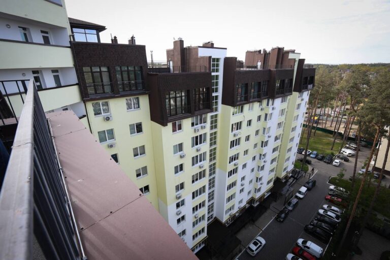 В Ірпені завершено капітальний ремонт житлового будинку, пошкодженого внаслідок російської агресії