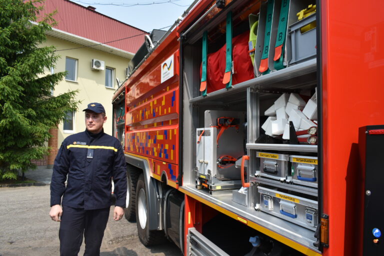 Рятувальники Полтавщини отримали унікальний спецавтомобіль повітряно-пінного гасіння