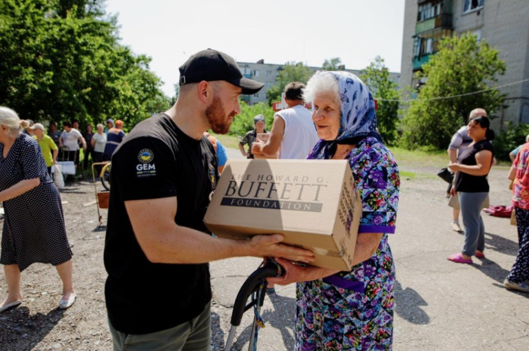 Благодійники забезпечують громади Донеччини гуманітарною допомогою