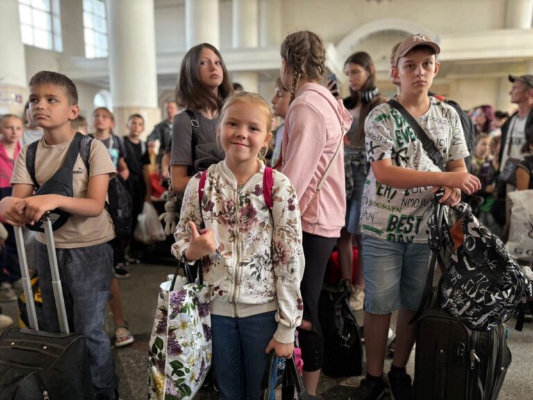 На оздоровлення до мальовничих Карпат рушили 100 хлопців і дівчат з Дніпропетровщини