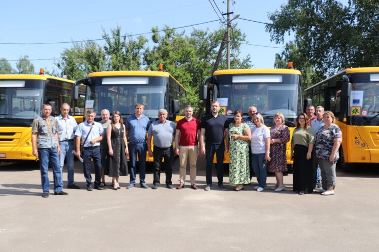 Заклади освіти Чернігівщини отримали нові шкільні автобуси