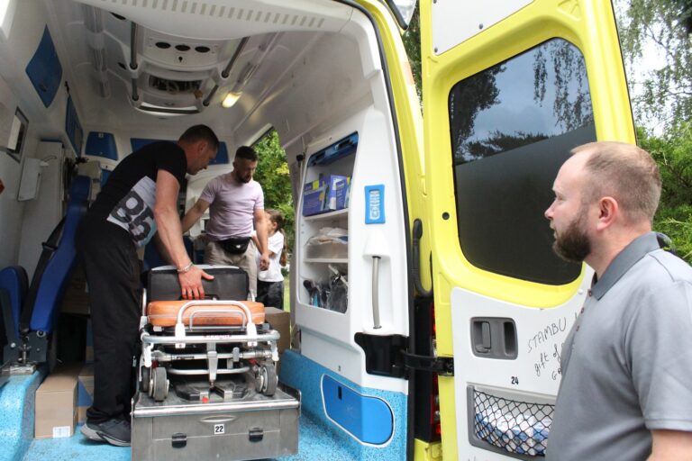 Чернігівські військові медики отримали спецавтівки від бельгійських благодійників