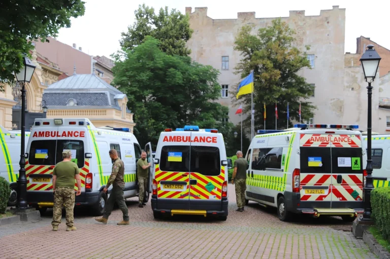 Львівська ОВА та благодійники передали бойовим підрозділам 7 карет швидкої допомоги та 2 пікапи