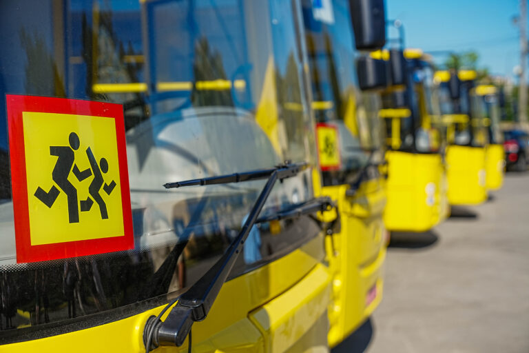 Освіта для кожного і кожної: громади Тернопільщини отримали шкільні автобуси, які обладнані для перевезення дітей з інвалідністю