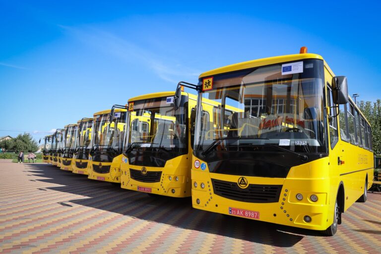 Громади Київщини отримали 10 інклюзивних шкільних автобусів
