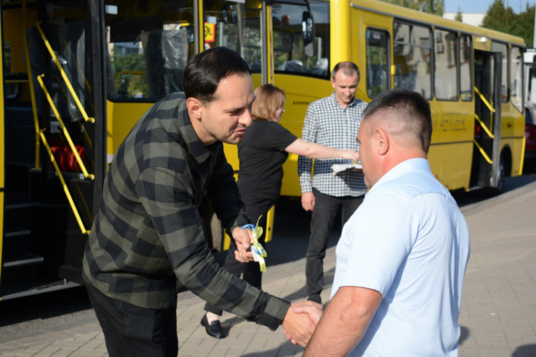 Три громади Рівненщини отримали нові шкільні автобуси