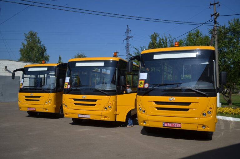 Ще три громади Чернігівщини отримали шкільні автобуси