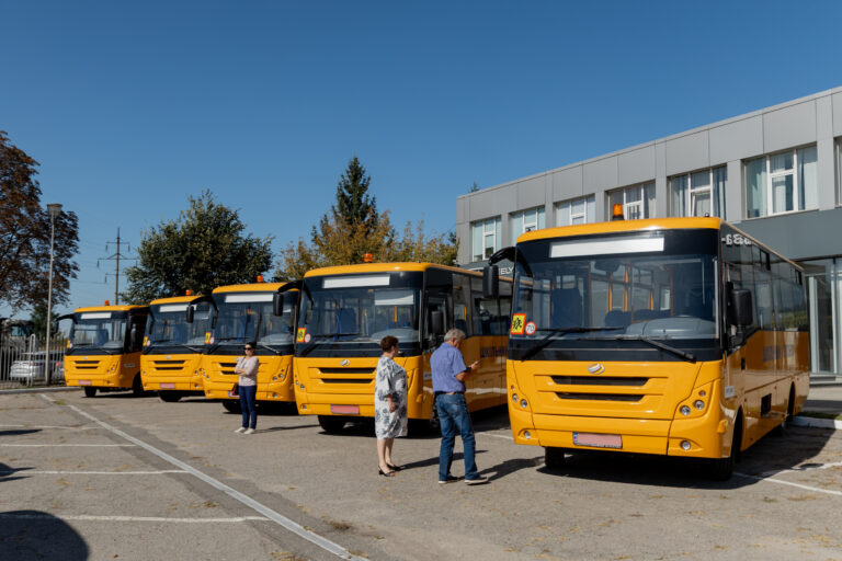 Ще десять шкільних автобусів передали громадам Полтавщини
