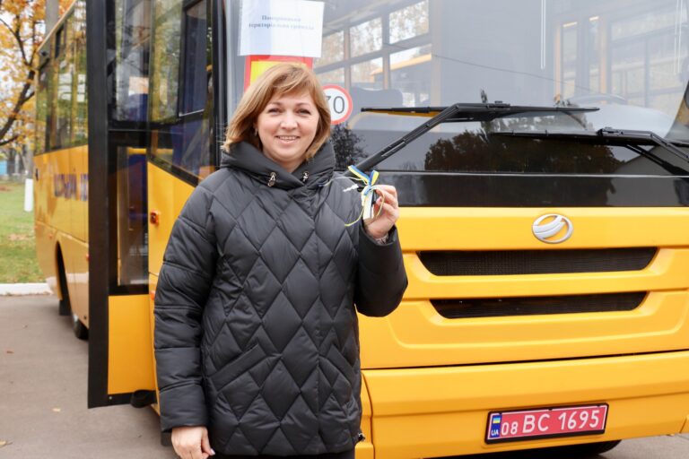 Три громади Чернігівщини отримали спеціальні шкільні автобуси