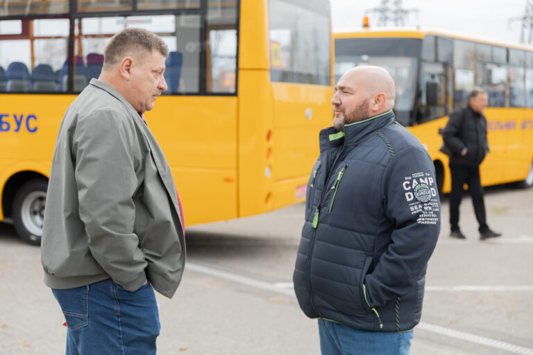 На Полтавщині завершили передачу шкільних автобусів