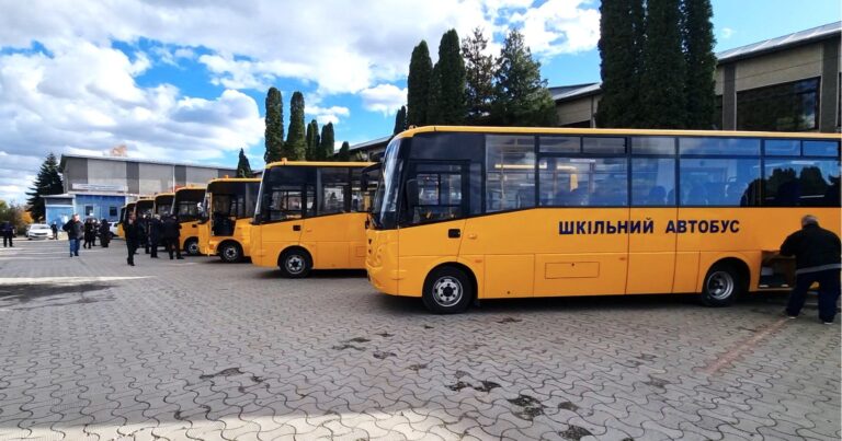 Ще 9 нових шкільних автобусів, оснащених інклюзивними функціями, передали буковинським громадам