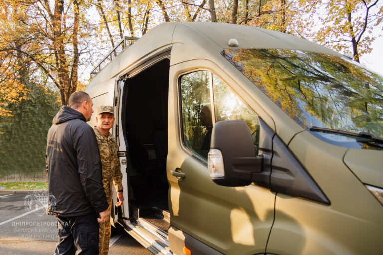 Дніпропетровська ОВА передала воїнам-зенітникам два мобільні пункти керування бойового розрахунку БпЛА
