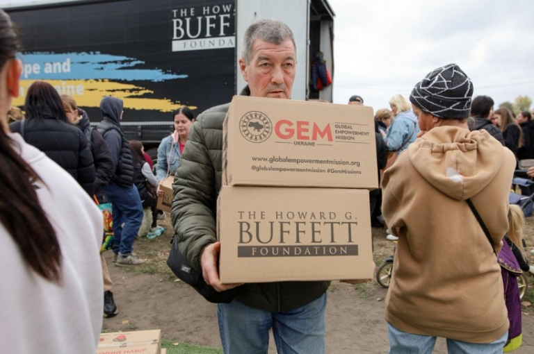 На Донеччині жителям продовжують надавати благодійну допомогу