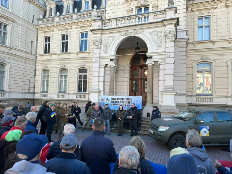 Британські волонтери передали ЗСУ ще 38 автомобілів