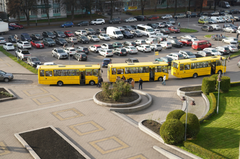 Три громади на Рівненщині отримали нові шкільні автобуси
