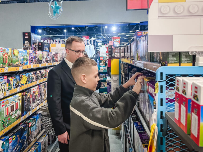 Авіакомпанія «Українські вертольоти» вручила сертифікати дітям-сиротам захисників і захисниць із Полтавщини