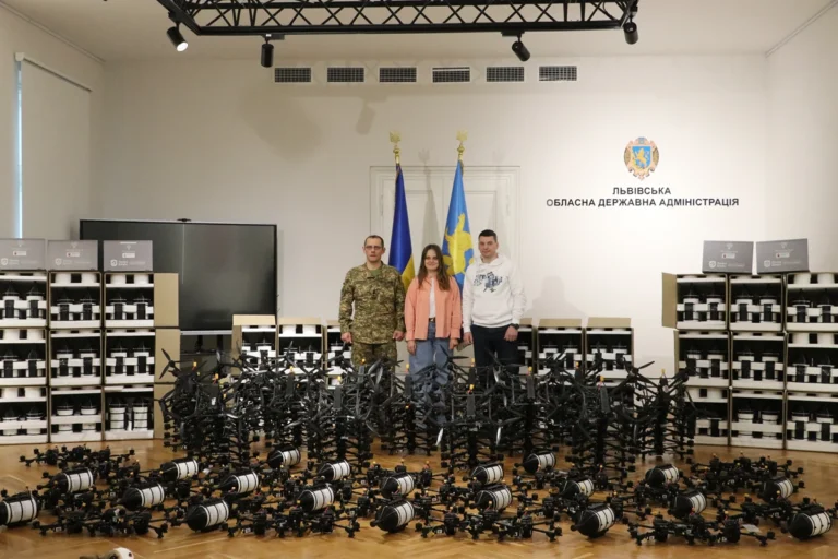За підтримки Львівської ОВА військові отримали понад 150 дронів з оптоволокном та інших товарів
