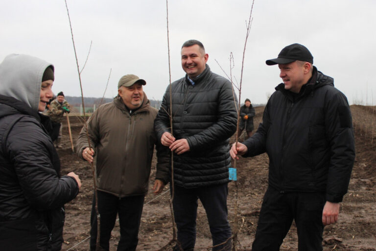 На Горохівщині заклали найбільший вишневий сад на Волині