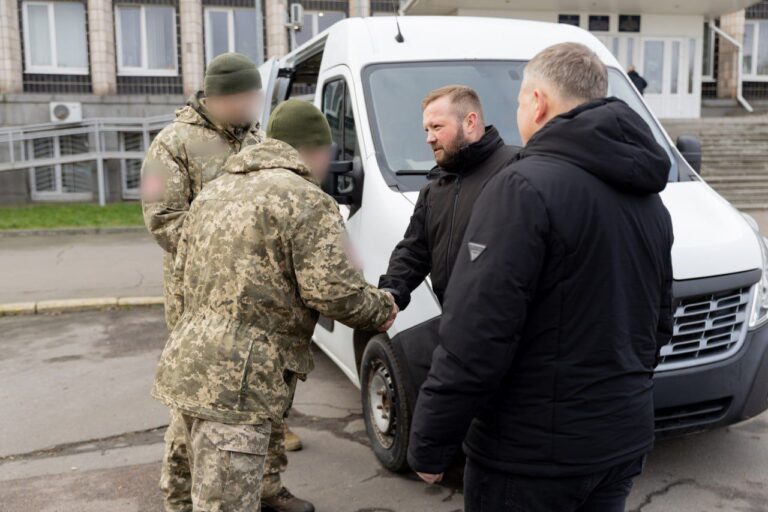 Передали два мікроавтобуси українським захисникам