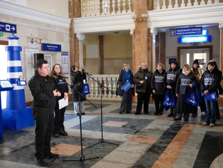 На Вінниччині відкрили інтерактивну інсталяцію «Кімната, де живе експлуатація» в межах національної кампанії протидії торгівлі людьми