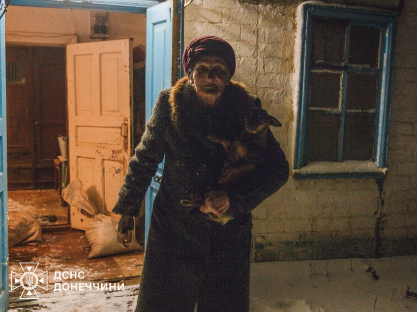 Рятувальники «ФЕНІКС» евакуювали останню мешканку прифронтового села Криворізької громади, що на Донеччині