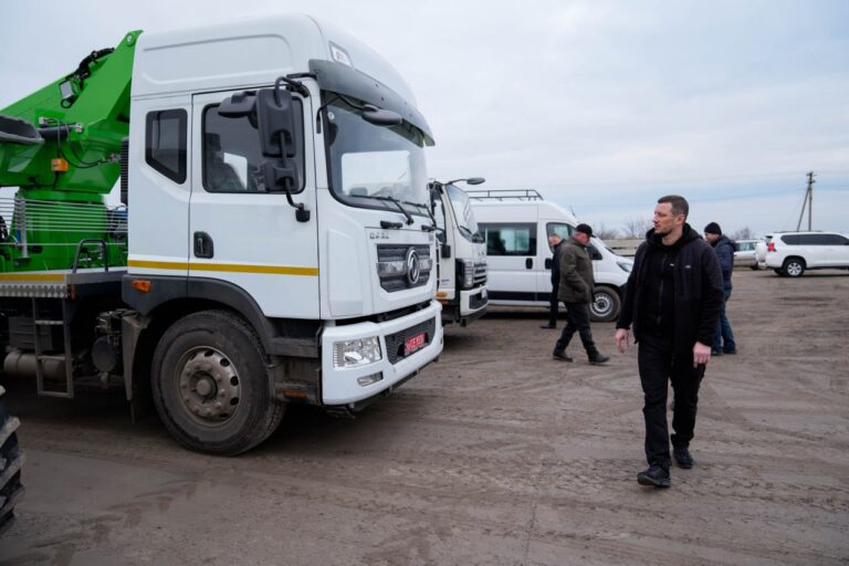 Сім громад Херсонщини отримали транспортні засоби та спецтехніку для роботи в небезпечних умовах
