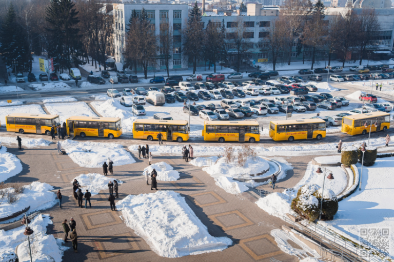 Для громад Рівненщини передали сім нових шкільних автобусів