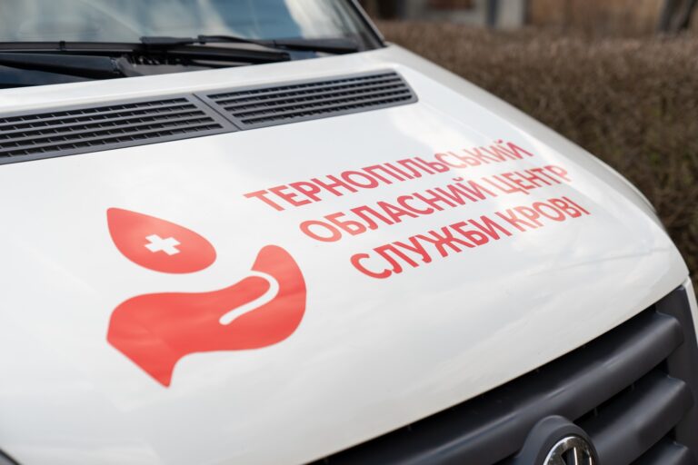 Тернопільський обласний центр служби крові отримав другий спецавтомобіль для виїзного забору крові