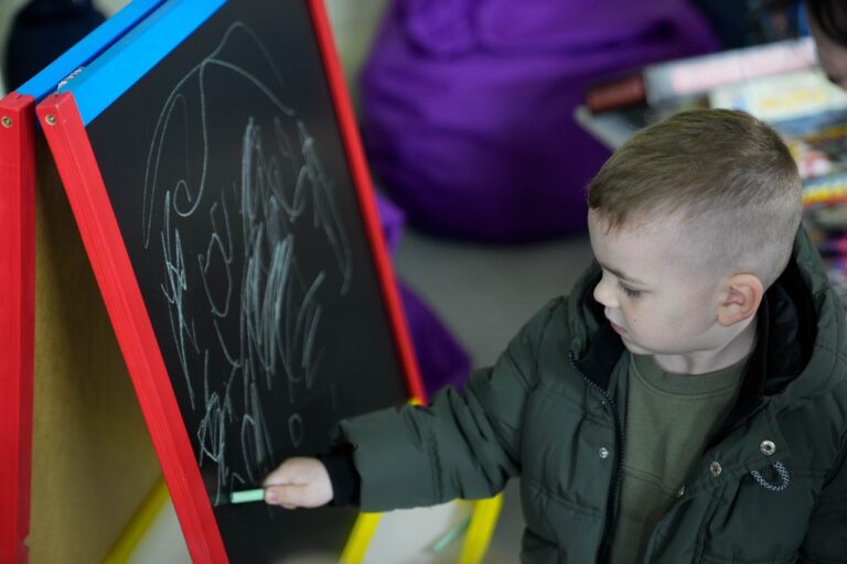 В одному з укриттів Херсона запрацював новий дитячий простір