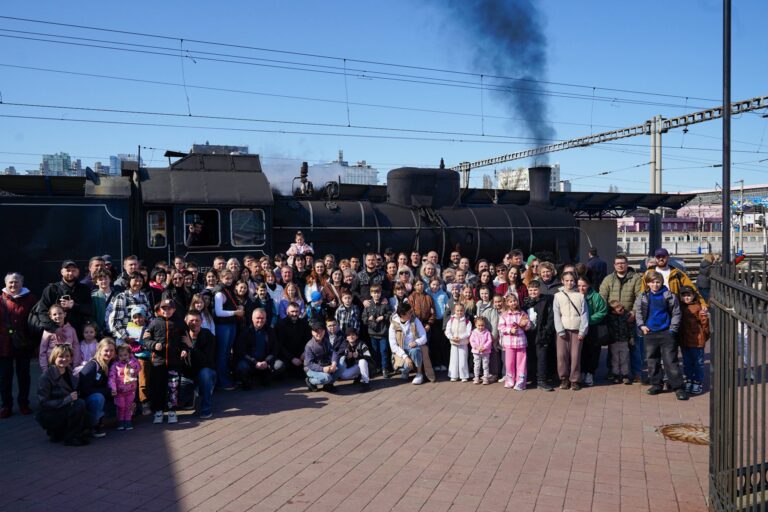 Київська ОДА разом із ДТЕК Київські регіональні електромережі та Укрзалізницею організували проєкт вдячності «Потяг світла»