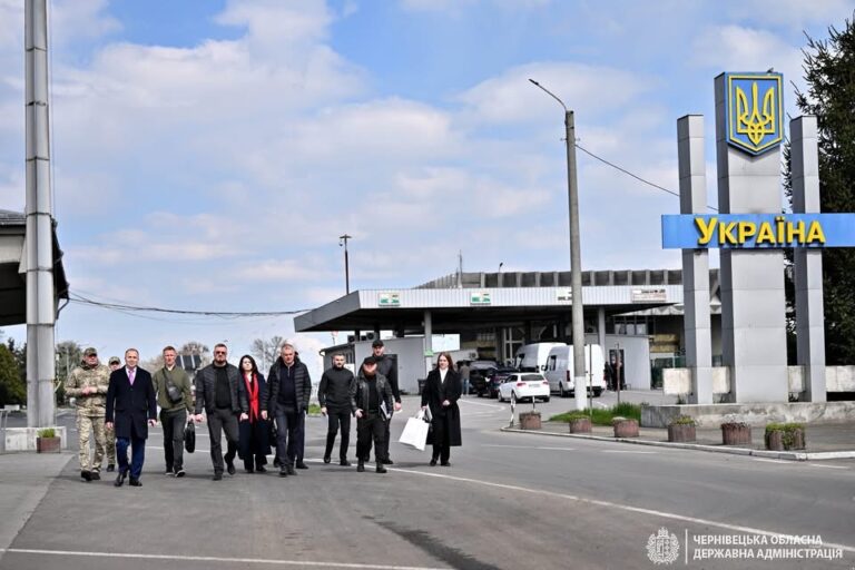 На міжнародному пункті пропуску «Порубне-Сірет» відбулася перша робоча зустріч начальника Чернівецької ОВА Руслана Осипенка із Президентом Сучавської повітової ради Георге Шолданом
