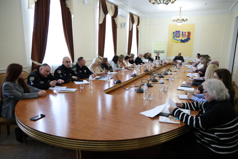На Хмельниччині обговорили посилення системи захисту прав дітей та розвиток сімейних форм виховання