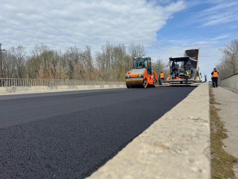 На Тернопільщині активно відновлюють дорожню інфраструктуру