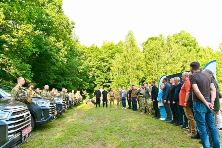Київщина передала 15 новеньких пікапів для 114-ї бригади ТрО