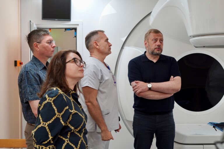 У Чернігівському медичному центрі сучасної онкології встановлюють третій лінійний прискорювач