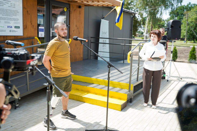 Реабілітація поруч із домом: у Зінькові запрацював мобільний реабілітаційний модуль для відновлення ветеранів та цивільних
