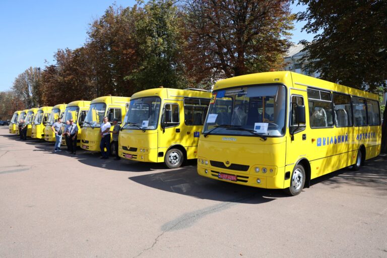 Ще 9 нових шкільних автобусів передали громадам Хмельниччини
