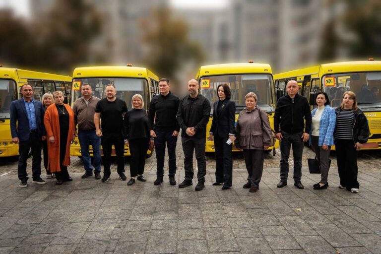 За сприяння Харківської ОВА громади області отримали ще 7 шкільних автобусів